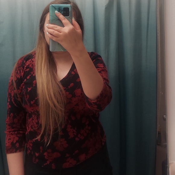 St. John's Bay 3/4 Sleeve V-Neck Classic Tee in Red and Black Floral Pattern - Picture 4 of 4